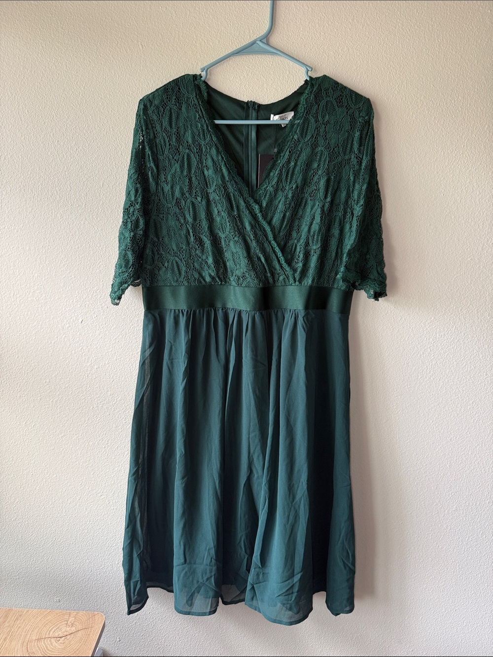 Women's Emerald Green Lace V-Neck Dress